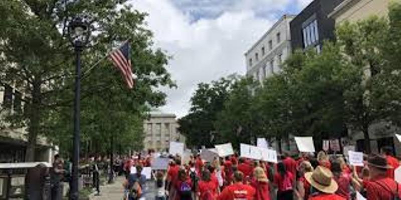 تظاهرات ده ها هزار نفری معلمان و کارگران در آمریکا