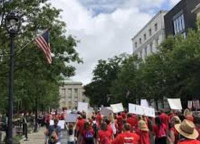 تظاهرات ده ها هزار نفری معلمان و کارگران در آمریکا