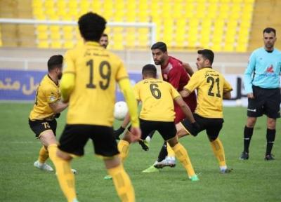 لیگ برتر فوتبال، خروج سپاهان از بحران با شکست پدیده بحرانی