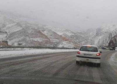 آخرین شرایط ترافیکی جاده های کشور ؛ ترافیک سنگین در آزادراه قزوین، کرج ، این جاده ها برفی و بارانی است