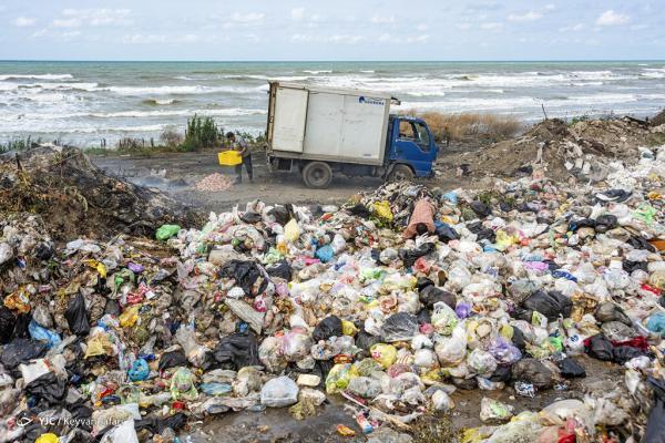 تصاویر ، این ساحل دریای خزر بوی تعفن می دهد ، شیرآبه زباله ها وارد آب و شالیزار می گردد ، سایت زباله 20 متر تا دریا