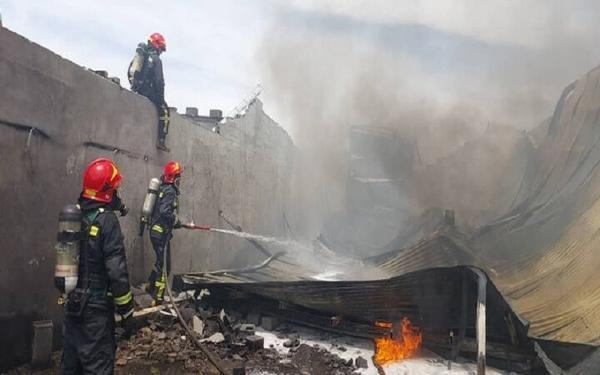 آتش سوزی گسترده در خیابان مولوی تهران، مصدومیت 10 تن تا به امروز